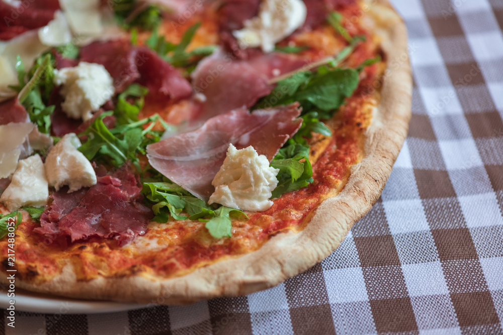 Verschiedene Italienische Pizza aus dem Pizz Ofen mit Tomaten Soße und Mozzarella und Belag Verschiedene Italienische Pizza aus dem Pizz Ofen mit Tomaten Soße und Mozzarella und Belag