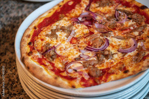 Verschiedene Italienische Pizza aus dem Pizz Ofen mit Tomaten Soße und Mozzarella und Belag
