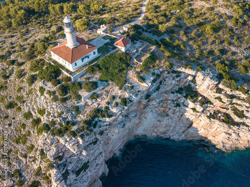 Leuchtturm auf Steilküste bei der Bucht Skrivena Luka auf der Insel Lastovo, in Kroatien im Mittelmeer photo