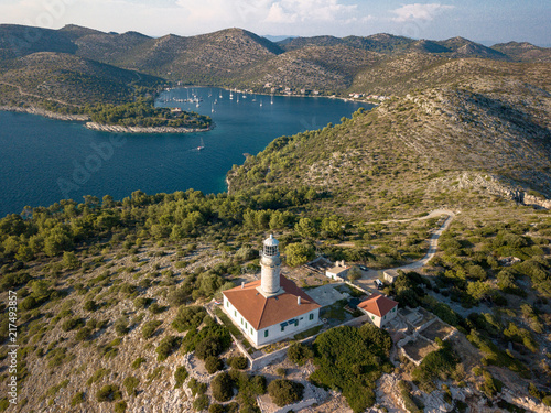 Leuchtturm auf Steilküste bei der Bucht Skrivena Luka auf der Insel Lastovo, Kroatien im Mittelmeer