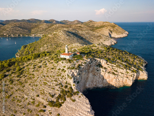 Leuchtturm auf Steilküste bei der Bucht Skrivena Luka auf der Insel Lastovo, Kroatien im Mittelmeer