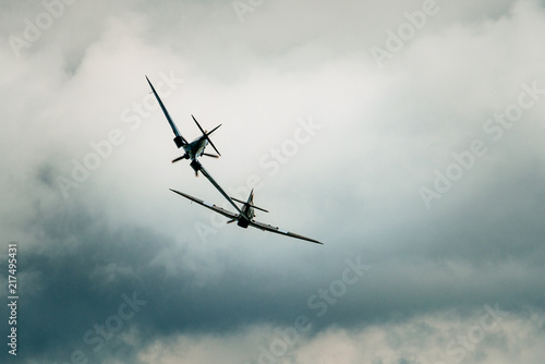 Photo A hurricane and a spitfire during an airshow in Clacton, England
