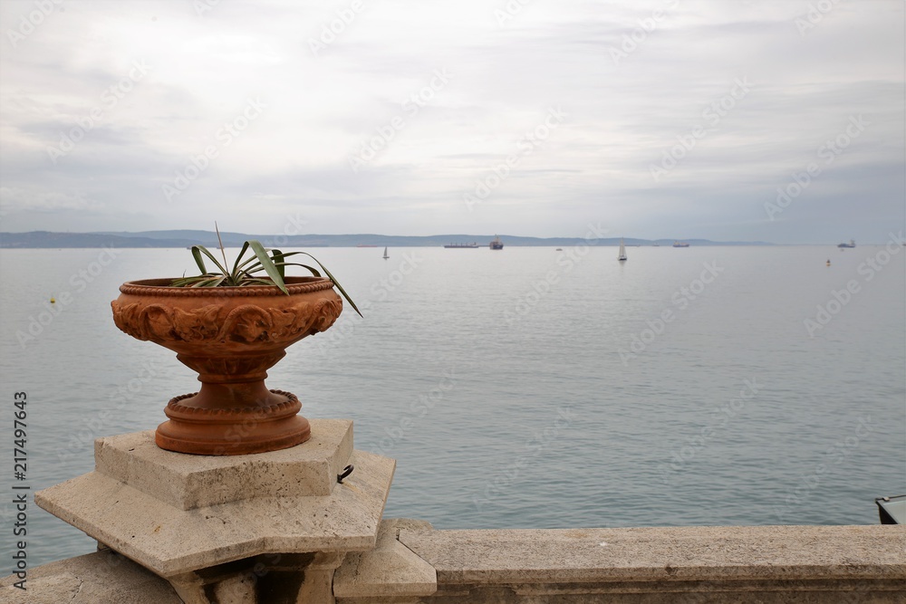 Naklejka premium Trieste, castello di Miramare e landscapes
