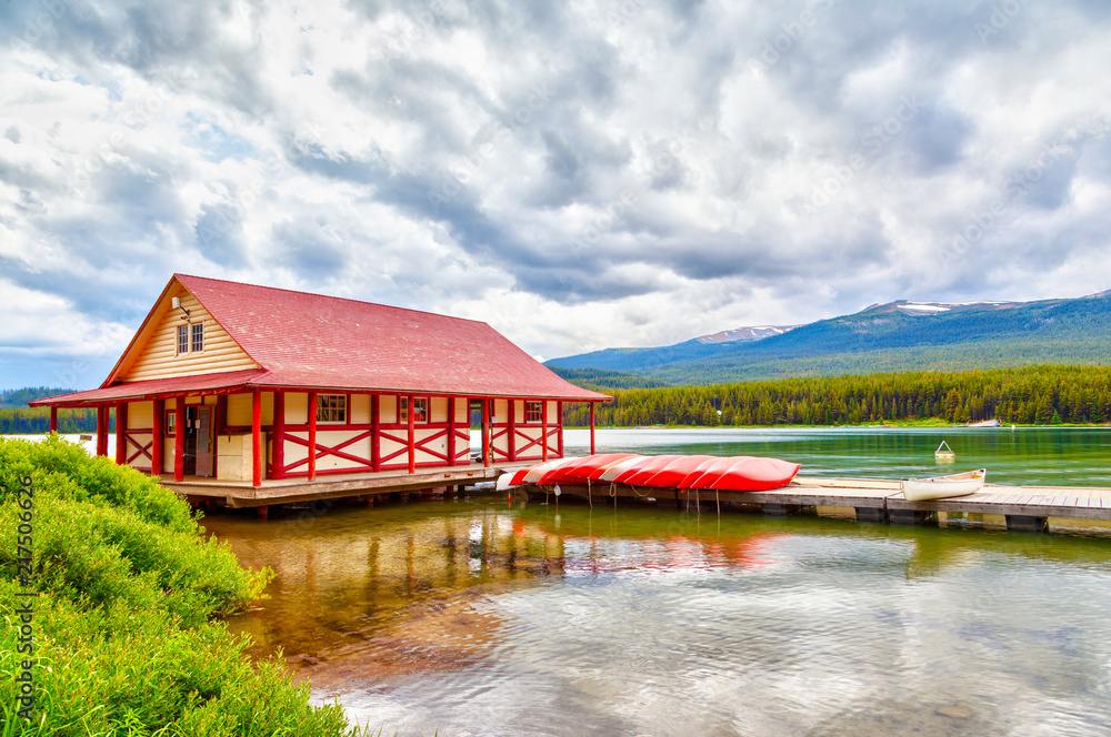 Fototapeta premium Maligne Lake in Jasper National Park in Alberta Canada