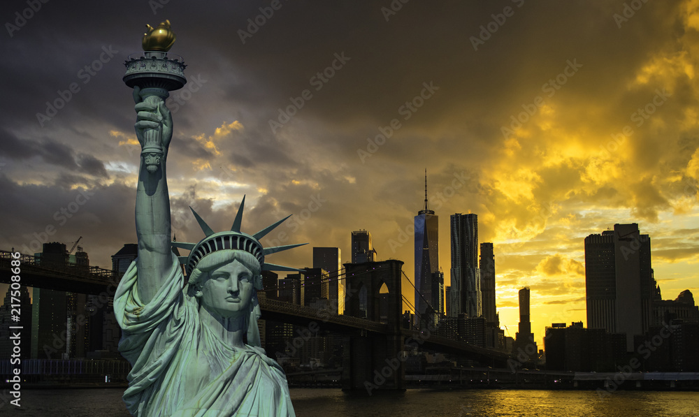 Fototapeta premium New York City Manhattan downtown skyline and Brooklyn bridge