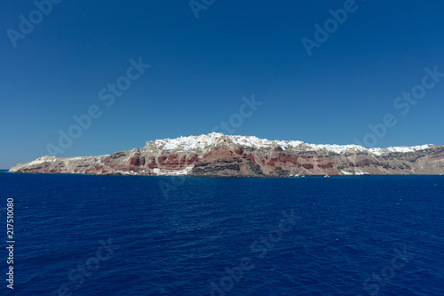 Vue d'Oia depuis la mer sur l'île de Santorin dans les Cyclades en Grèce 