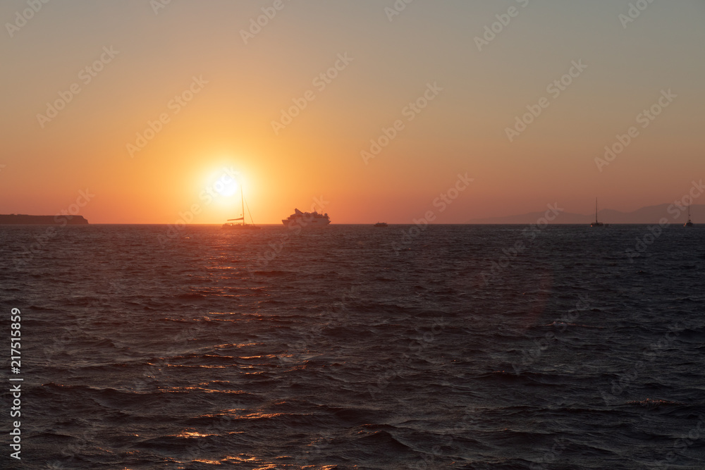 Coucher de Soleil sur l'île de Santorin dans les Cyclades Grecques Coucher de Soleil sur l'île de Santorin dans les Cyclades Grecques