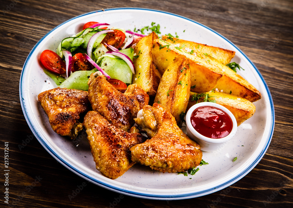 Roast chicken wings, chips and vegetables Roast chicken wings, chips and vegetables