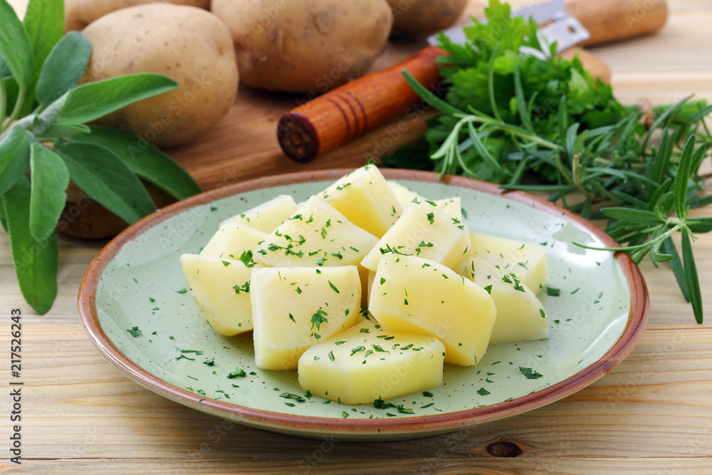 patate bollite con spezie e verdure su sfondo tavolo di cucina
