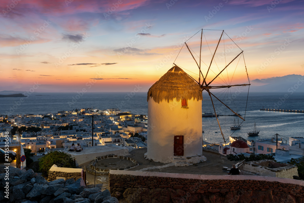 Alte Windmühle über der Stadt von Mykonos auf den Kykladen am Abend nach Sonnenuntergang, Griechenland - obrazy, fototapety, plakaty 