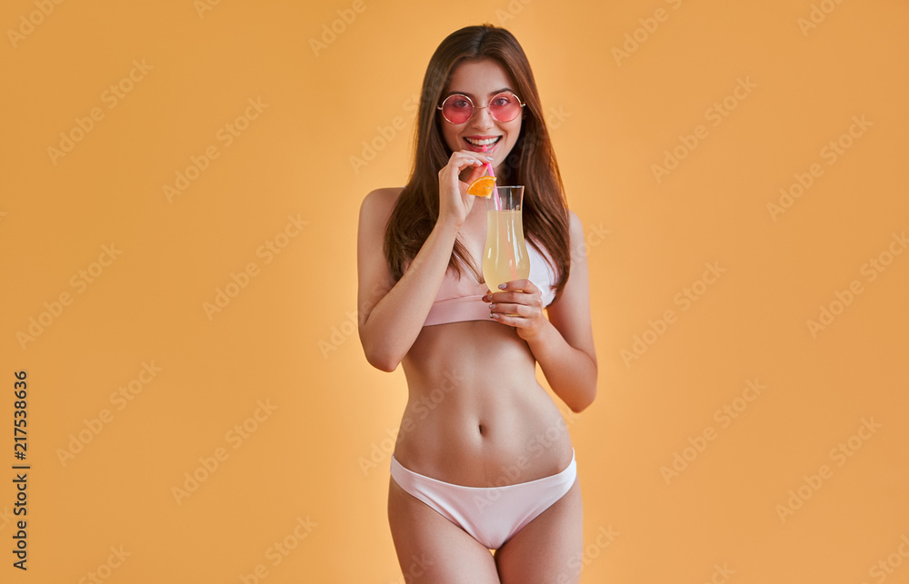 Naklejka premium Young woman isolated