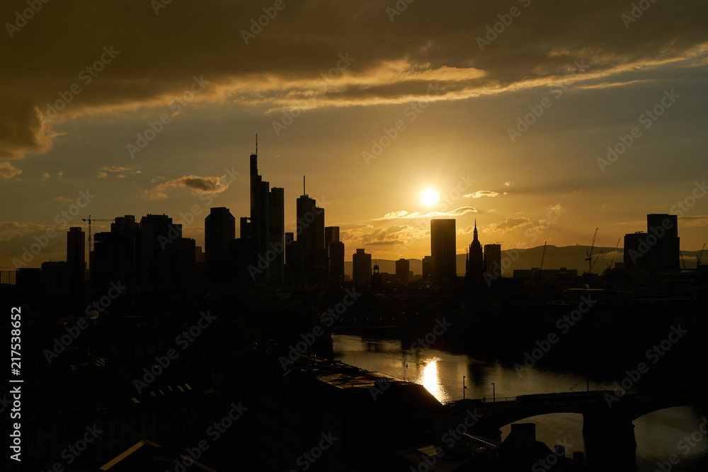 Stadt Frankfurt am Main mit Downtown abends als Skyline Stadt Frankfurt am Main mit Downtown abends als Skyline