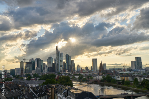 Skyline der Stadt Frankfurt am Main am Abend