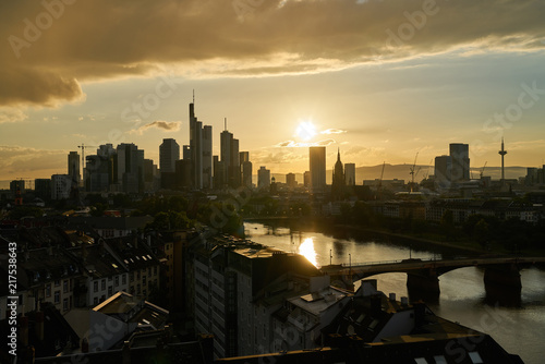 Stadt Frankfurt am Main abends bei Sonnenuntergang