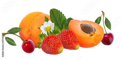 Fototapeta Naklejka Na Ścianę i Meble -  Strawberry,cherry and apricot  isolated on white background
