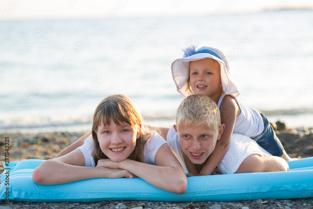Obraz premium Children bathe in the sea