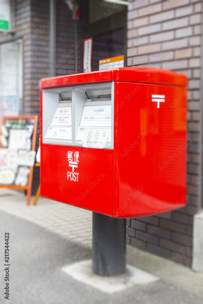 郵便ポストのある街角