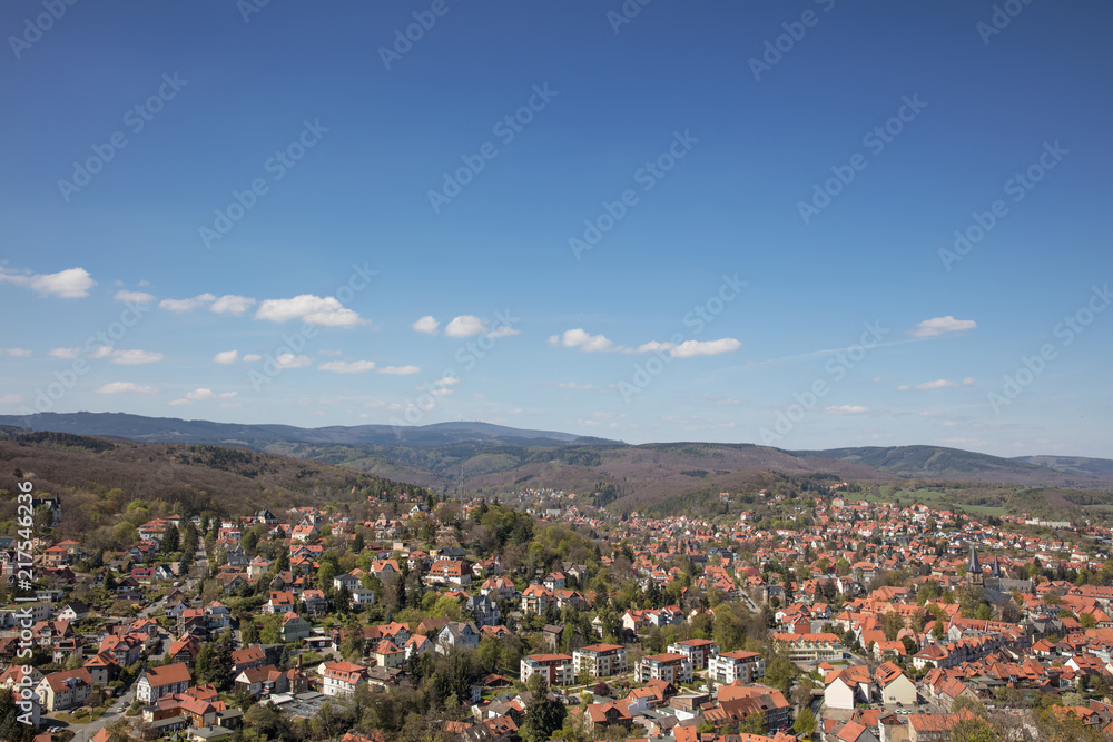 Stadt Wernigerode mit Blick auf Berg Brocken
