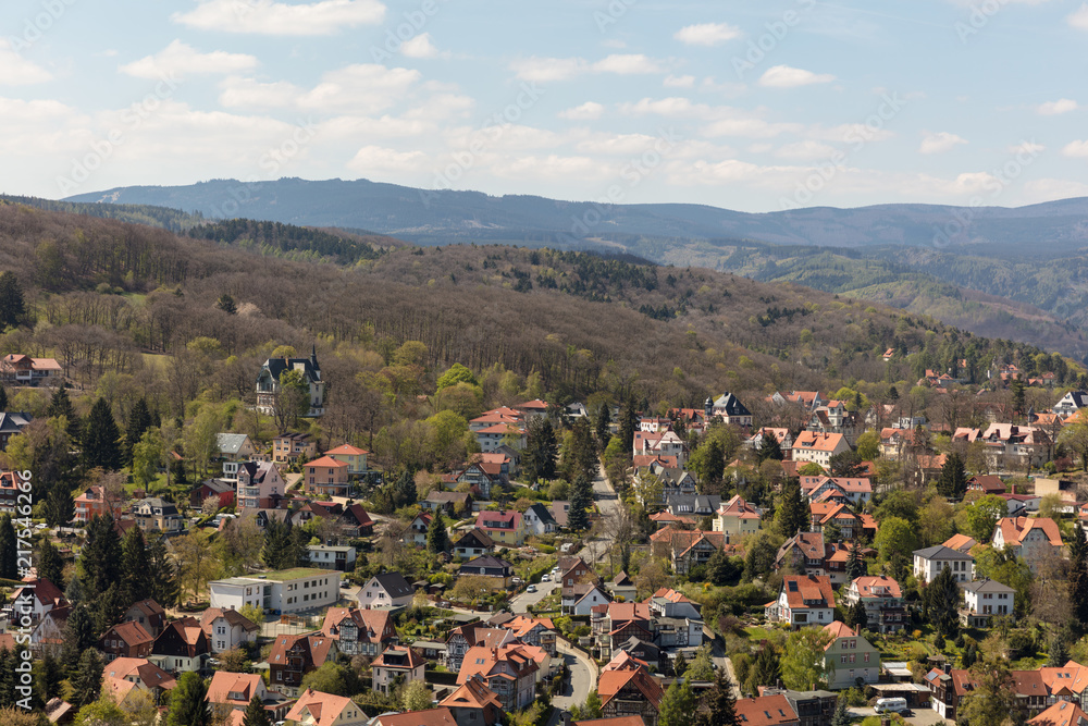 Obraz premium Landschaft mit Stadtbild von Wernigerode
