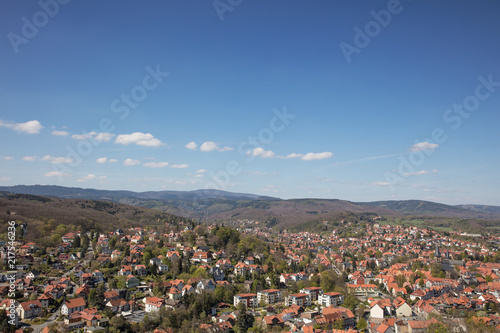 Stadt Wernigerode mit Blick auf Berg Brocken