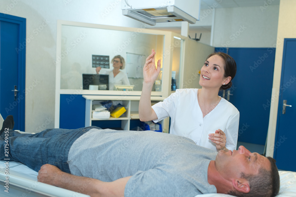Obraz premium radiologic technician and patient being scanned