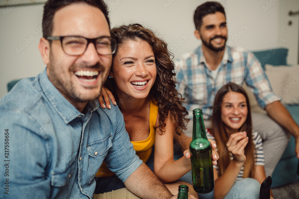 Obraz premium Group of friends having fun at home and enjoying together