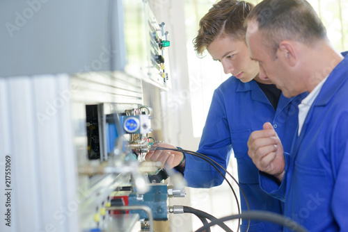 Tableau sur toile plugging in wires