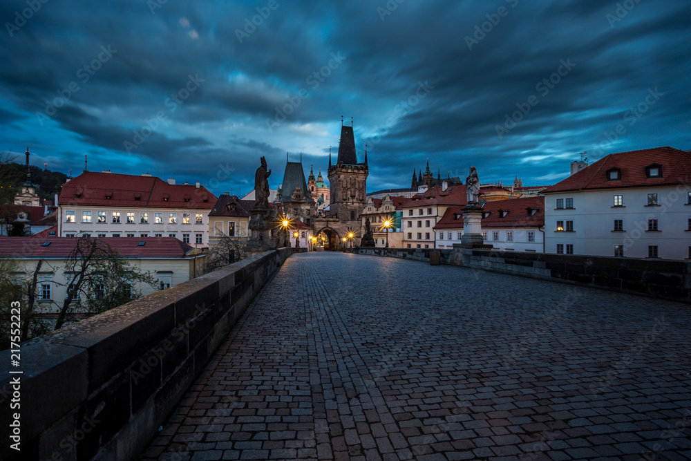 Fototapeta premium Widok na Wieżę Mostu Małego Mostu Karola w Pradze o wschodzie słońca, Czechy, Europa. Most ten jest najstarszym w mieście i bardzo popularną atrakcją turystyczną.