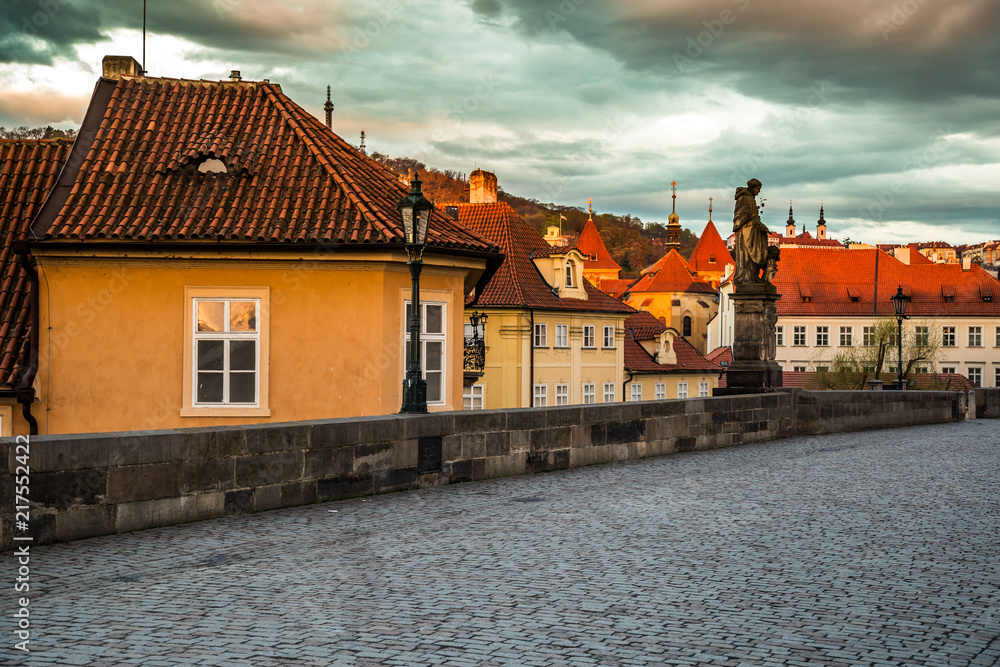 Obraz premium Romantic views of Prague from Charles Bridge at sunrise