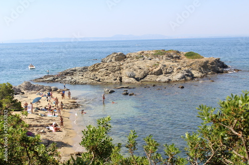 paysage front de mer ou de la côte roses Espagne © toutouchien02440