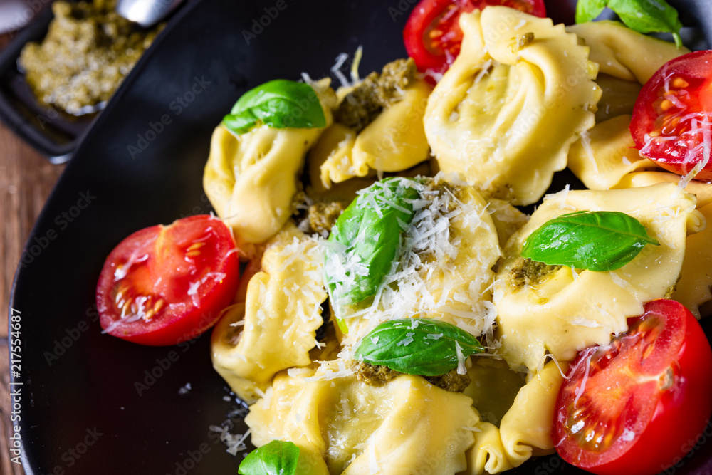 rustic spinach tortellini with cheese and cocktail cocktail tomatoes