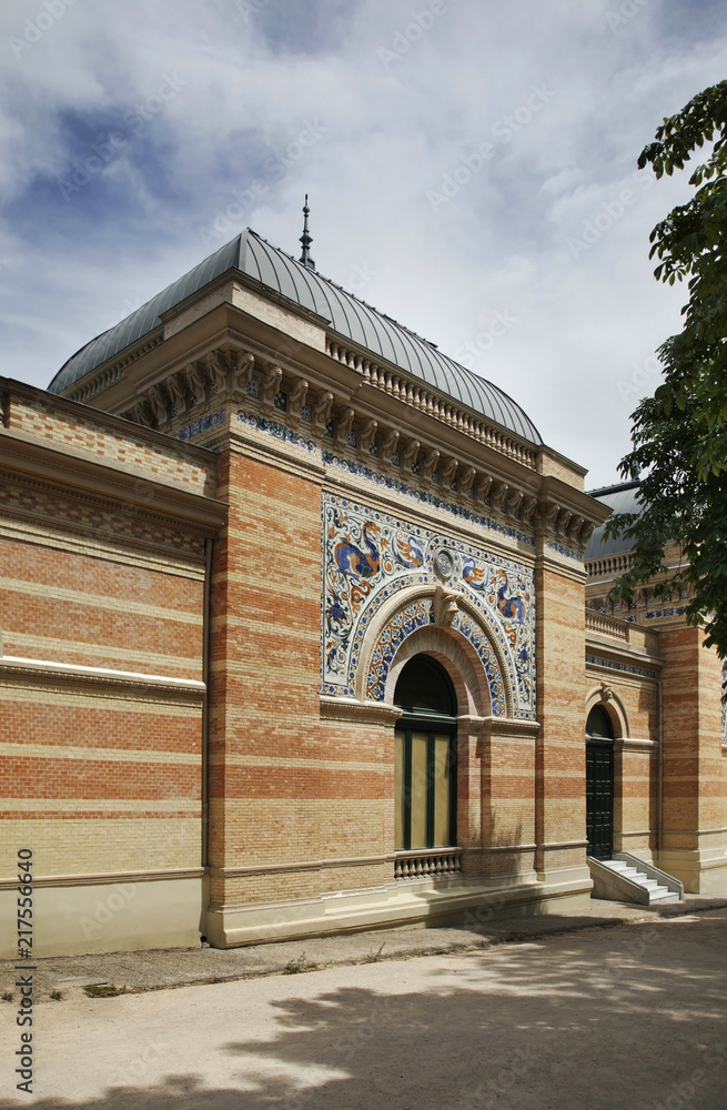 Fototapeta premium Velazquez Palace (Palacio de Velazquez) at Buen Retiro park (Park of Pleasant Retreat) in Madrid. Spain