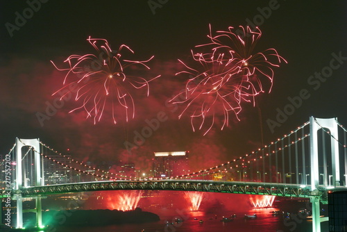 東京花火大祭 レインボーブリッジを背景にしたお台場の花火