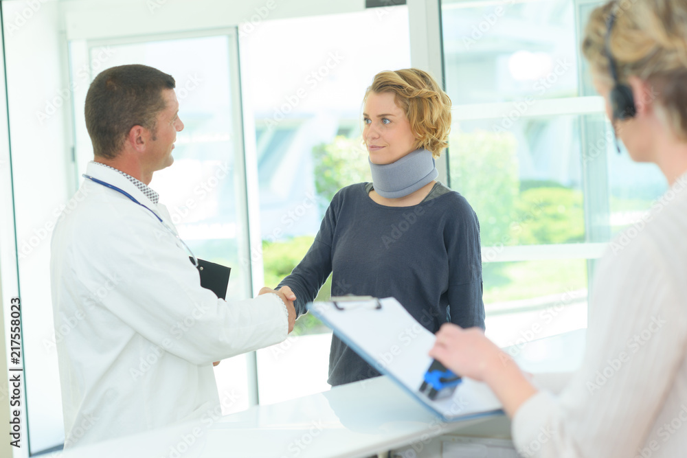 Obraz premium doctor and patient handshaking