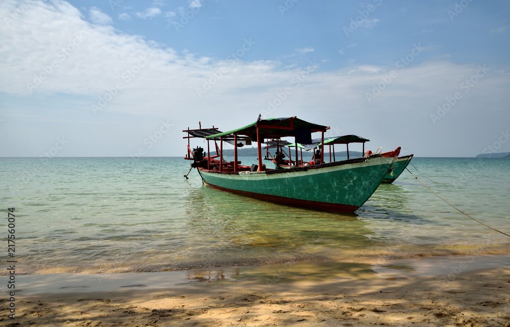 Ein Boot liegt an einem einsamen tropischen Strand