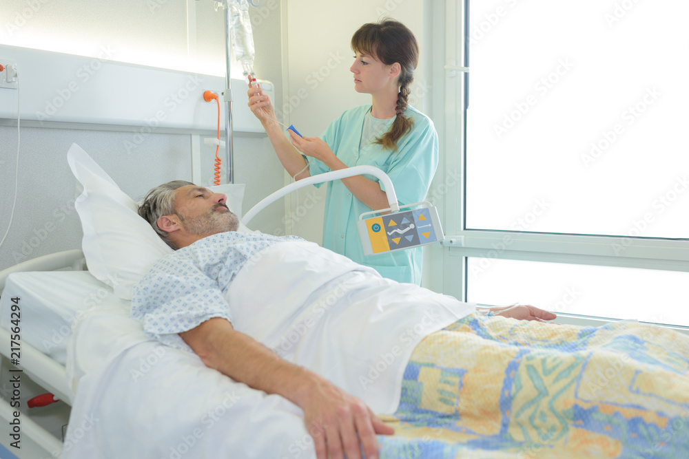 Obraz premium Nurse checking patient's drip