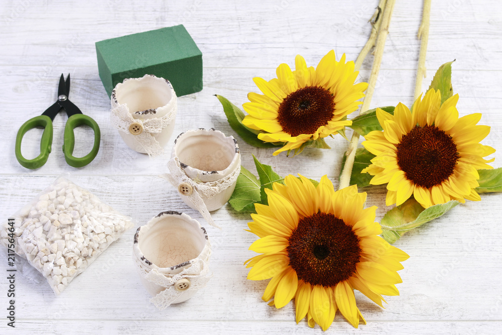 How to make simple floral arrangement with sunflowers, tutorial. How to make simple floral arrangement with sunflowers, tutorial.