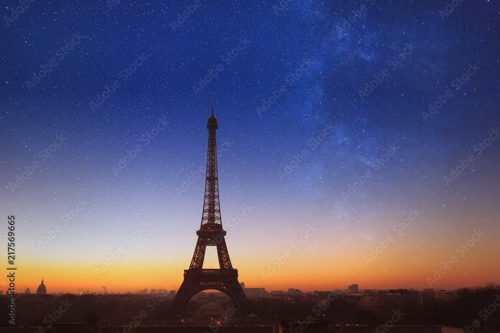 Fototapeta premium noc w Paryżu z niebieskim gwiaździstym niebem, piękny romantyczny widok na Wieżę Eiffla z gwiazdami, Francja