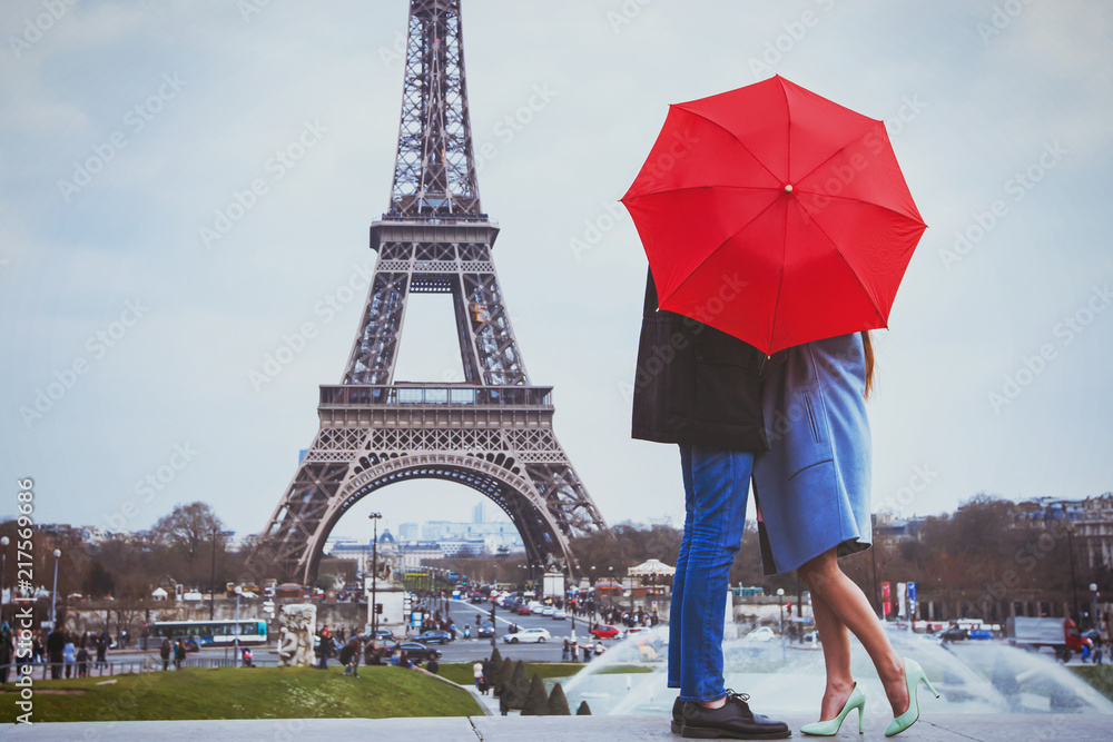 Fototapeta premium romantyczne wakacje dla pary w Paryżu, wakacje poślubne we Francji, Europie, mężczyzna i kobieta całują się w pobliżu Wieży Eiffla
