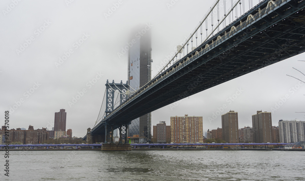 Obraz premium Manhattan Bridge and Manhattan skyline on gloomy day