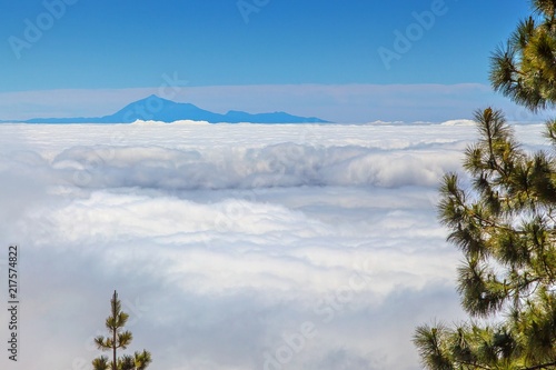 Aussicht über den Wolken von La Palma, im Hintergrund der Teide au Teneriffa