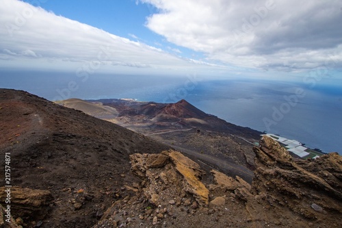 Vulkanberge auf La Palma mit einigen Federwölkchen auf einem sonst blauen Himmel