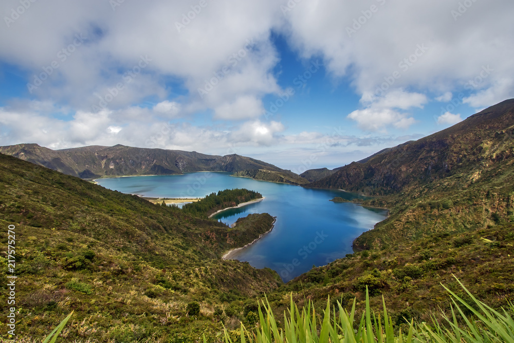 Bergsee tiefblau auf den Azoren in der Sonne umgeben von Bergen und einem blauen Himmel und einen schönen Himmel 