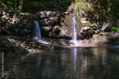 Fototapeta Naklejka Na Ścianę i Meble -  Bach mit Wasserfall