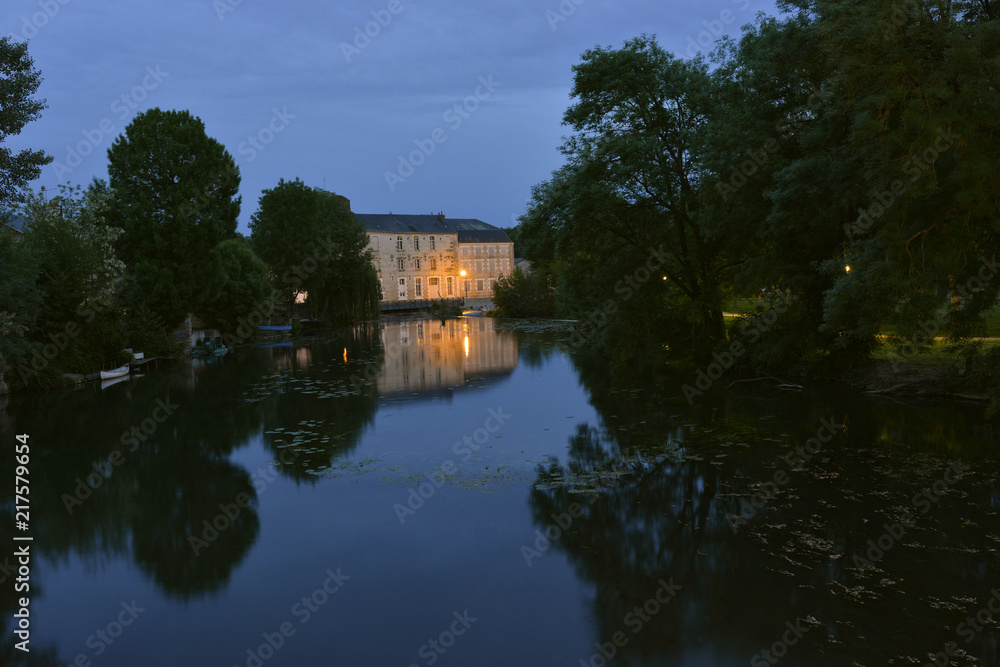 Reflets sur la Vonne le soir à Vivonne (86370), département de la Vienne en région Nouvelle-Aquitaine, France