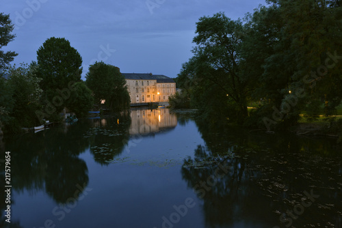 Reflets sur la Vonne le soir à Vivonne (86370), département de la Vienne en région Nouvelle-Aquitaine, France