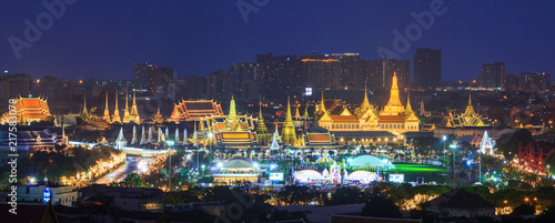 Schilderij op canvas Panorama of Giant statue with Pagoda in Wat Phra Kaew /  Wat Phra Kaew Landmark