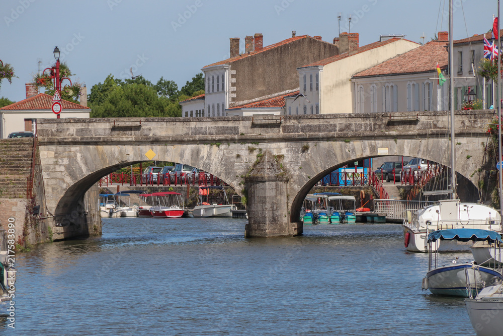 Nouvelle-Aquitaine- Charente-Maritime - Marans - Le vieux Pont de Pierre et le port de plaisance 