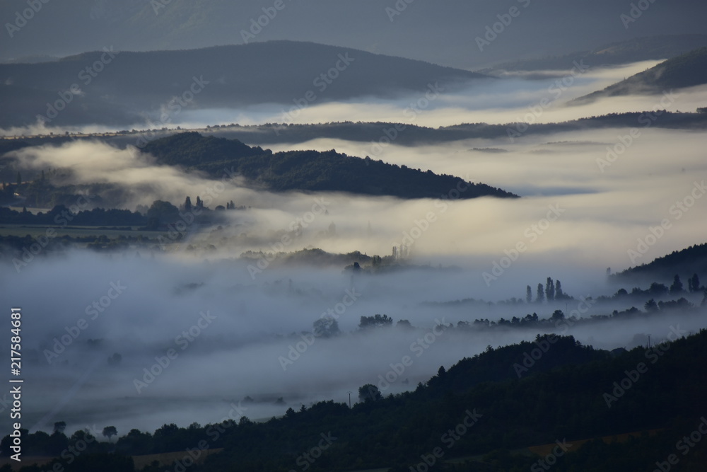 Brumes matinales au lever du jour, La Beaume, Hautes Alpes, France
