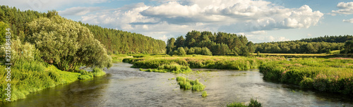 панорама летнего пейзажа на берегу уральской реки с лесом, Россия, август 